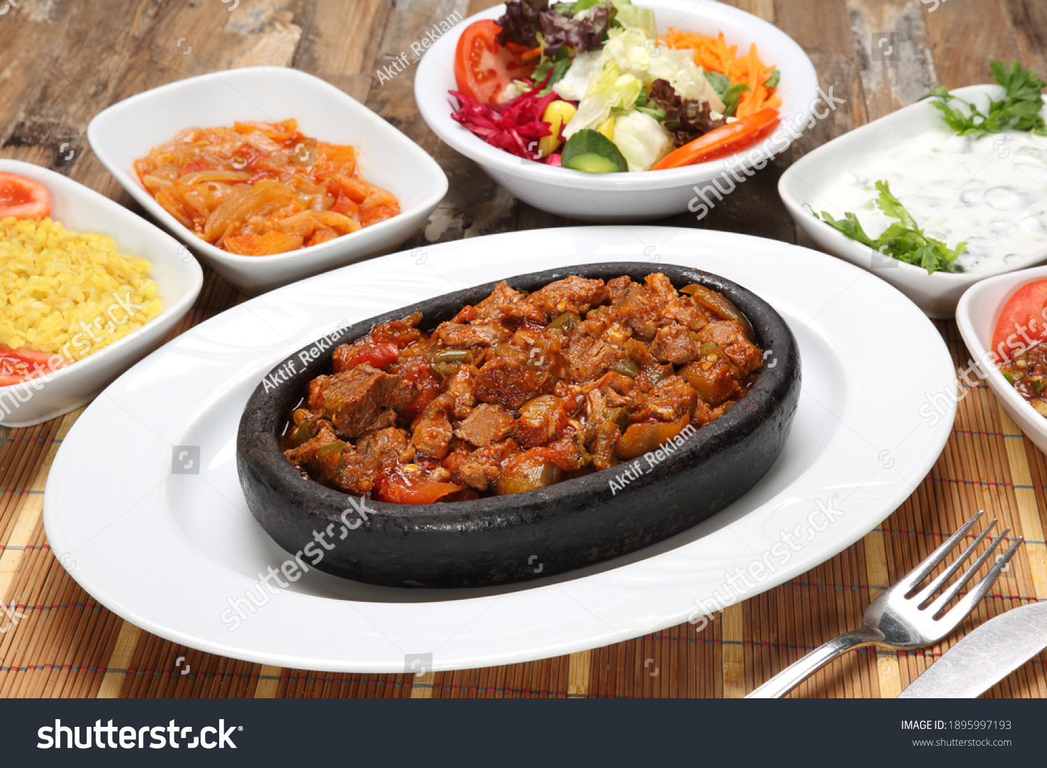 Pirzola Güveç – Lammkoteletts im Tontopf